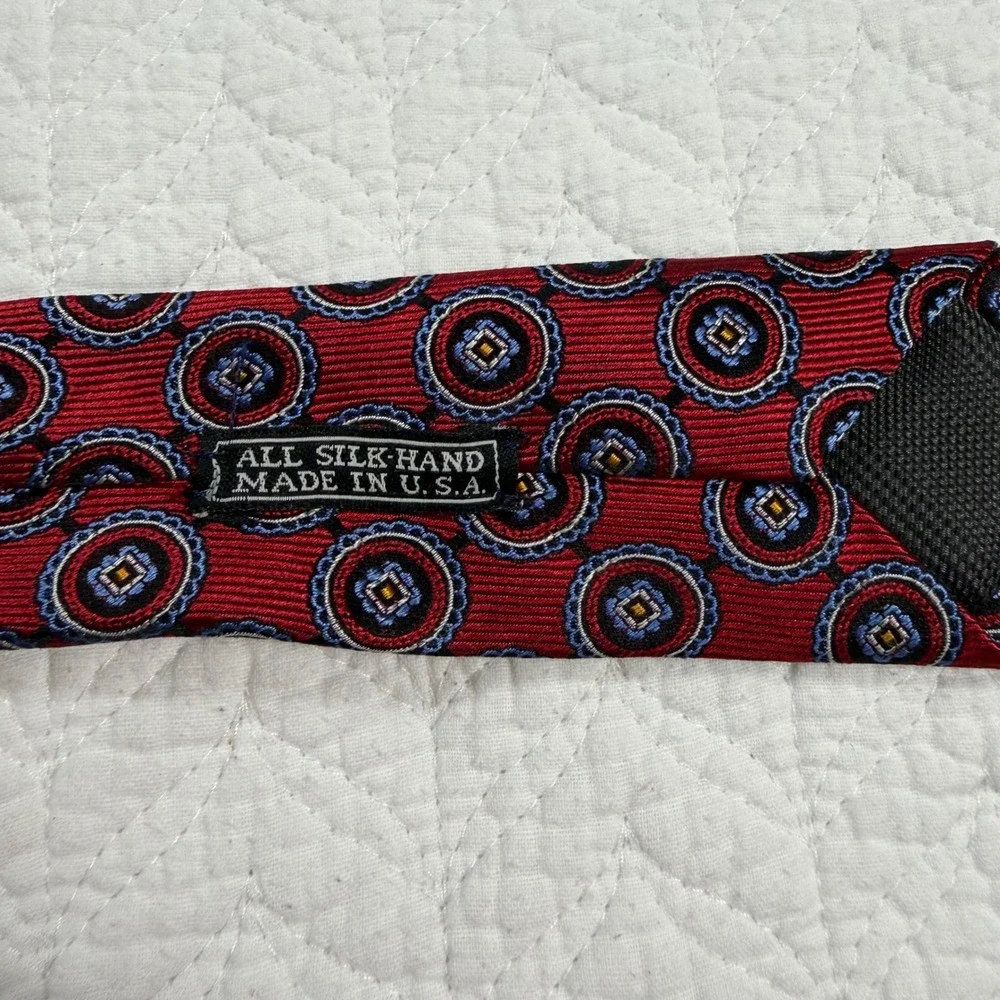 JZ Richards Mens Necktie Geometric Medallion Red Al‎ Silk Hand Made USA EUC